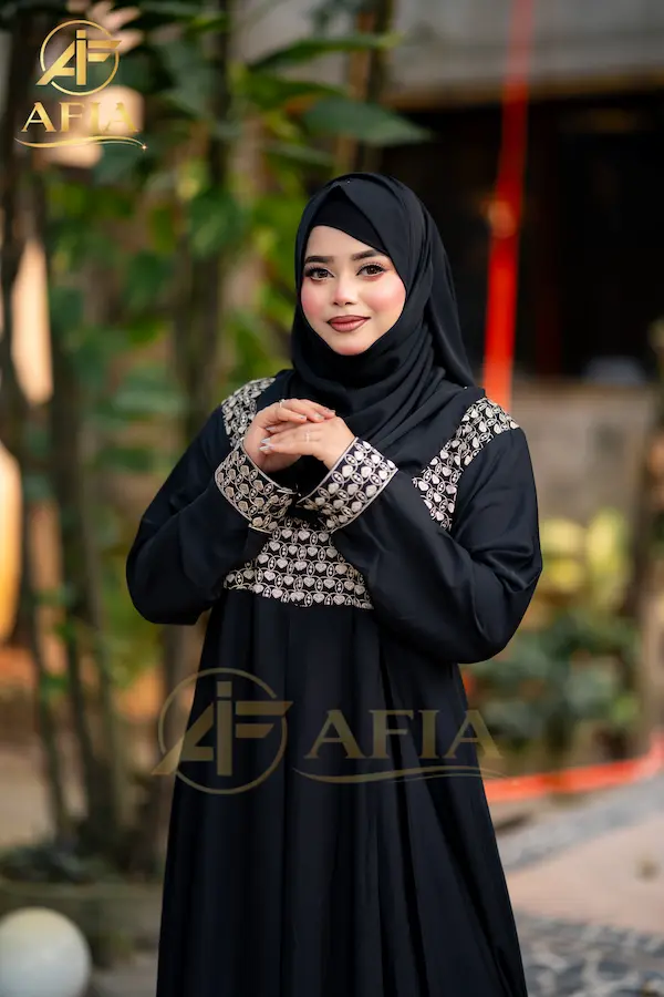 Simple Queen’s Elegance Borka - Black